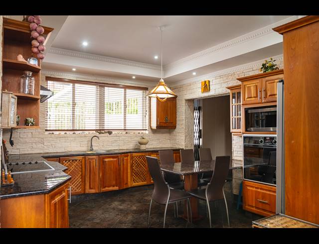 6 BEDROOM HOUSE FOR SALE IN SHEFFIELD BEACH